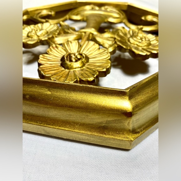 SCONE Vintage SYROCO Gold Tone Floral Octagonal Wall Hanging C-4368 - Picture 8 of 9